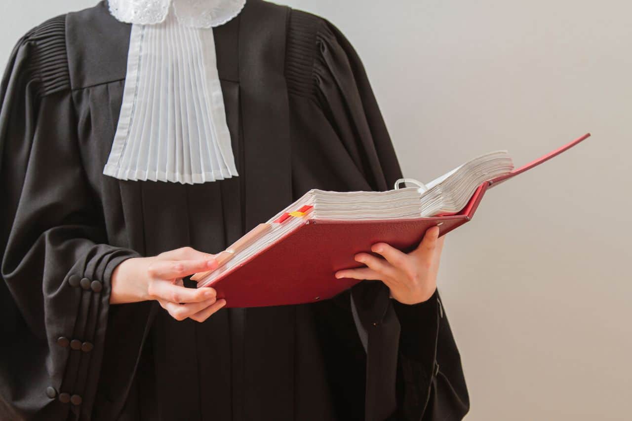 Explorons le Fascinant Monde de l'Avocat : Comprendre ses Fonctions, Son Histoire et ses Avantages !