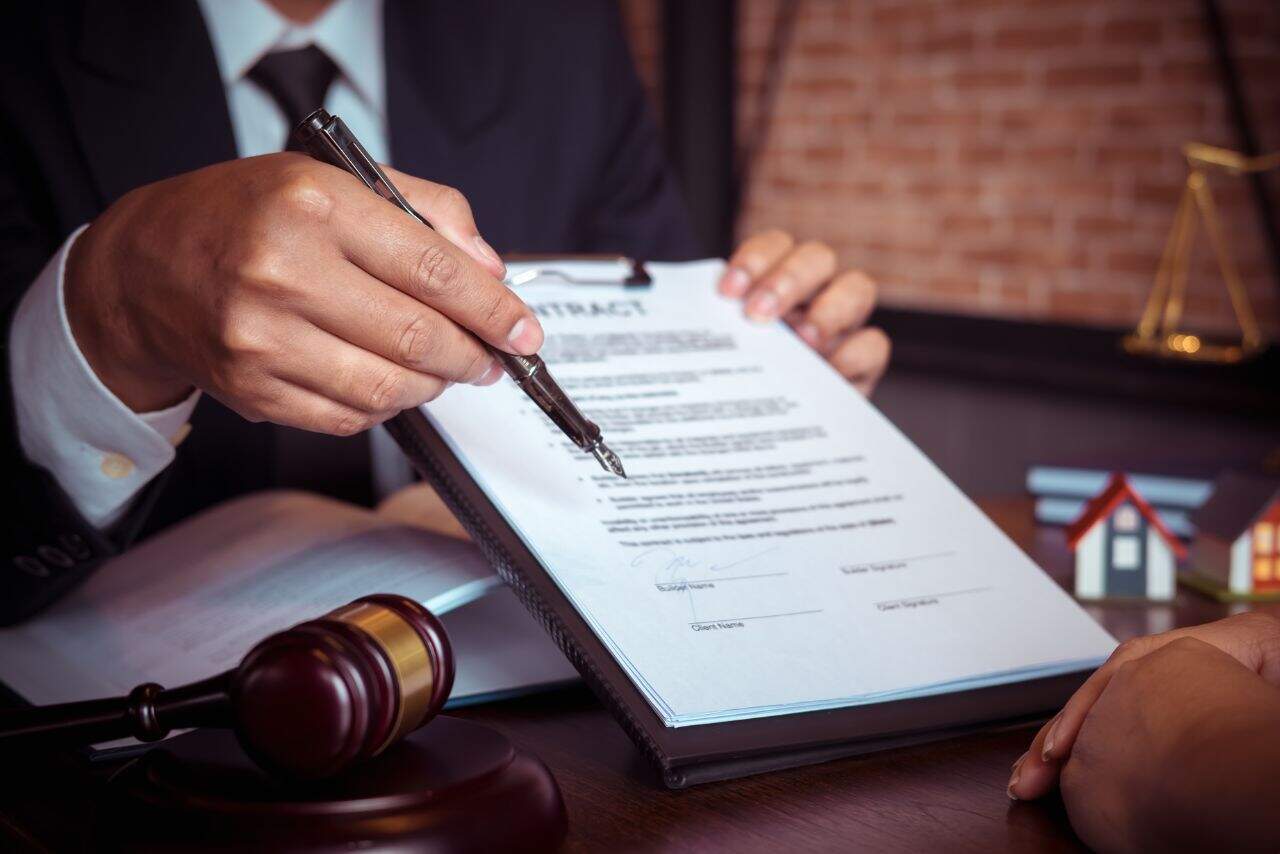 Explorer les Contrats Commerciaux et le Régime Juridique: Guide Pratique et Utile