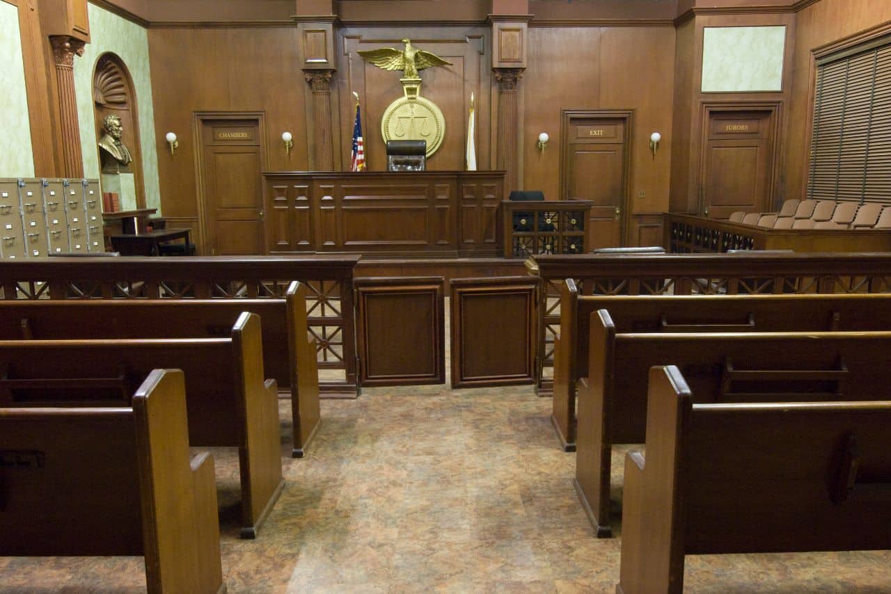 Jugement, salle d'audience, justice, tribunal, salle d'affaires juridiques, décoration en bois.