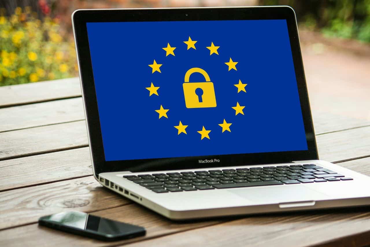 Logo Europe avec cadenas de sécurité sur ordinateur portable.