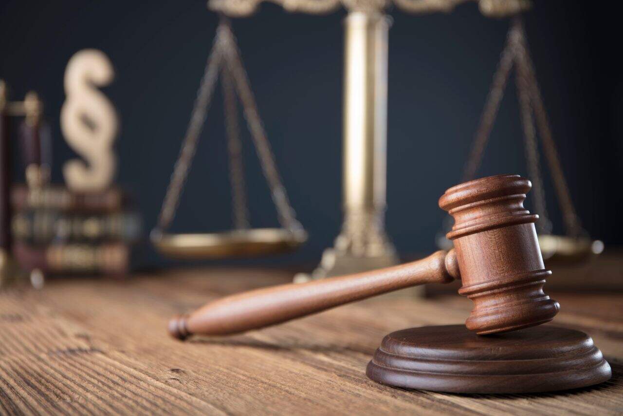 Balance de la justice et marteau de juge en premier plan, concept juridique.
