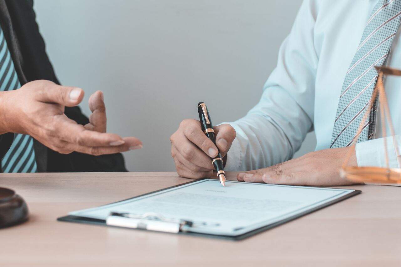 Avocat en droit des affaires et contrats.