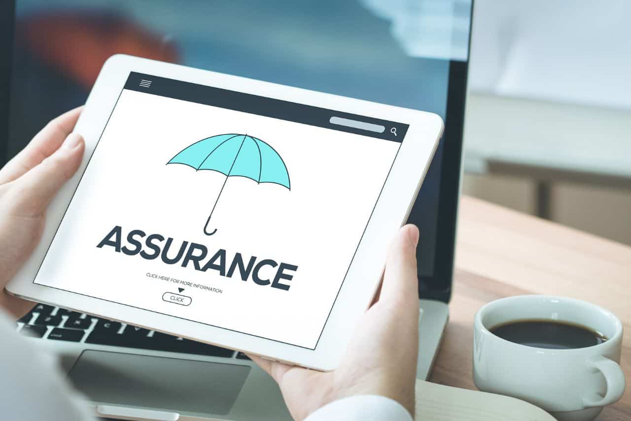 Image d'une tablette affichant "Assurance" avec parapluie, représentant la sécurité et la couverture.
