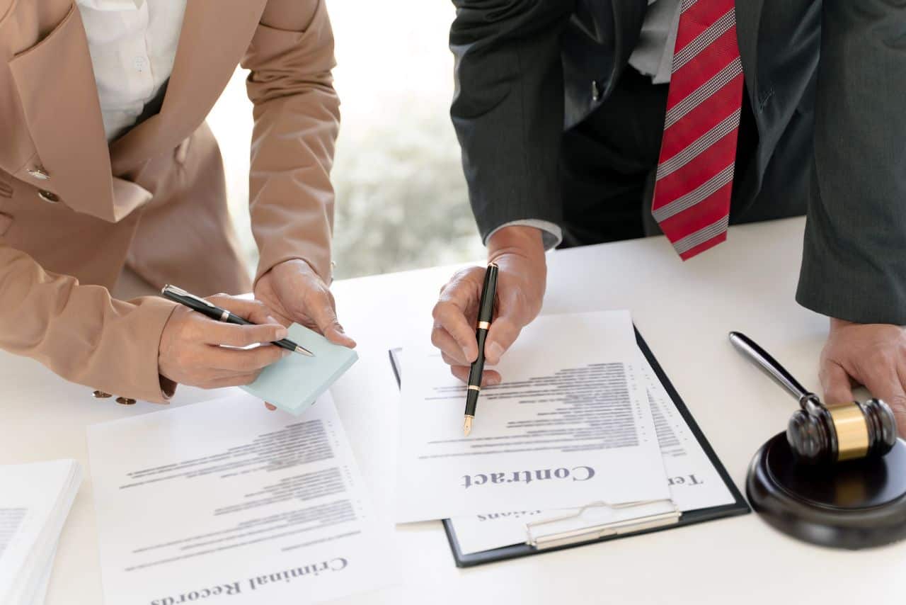 Expertise en droit des affaires et contrats.